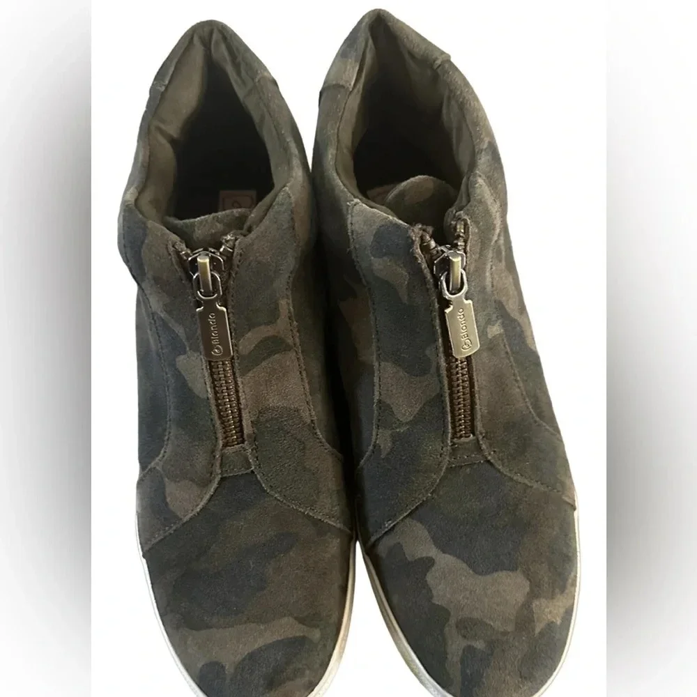Blondo Womens  Size 7.5 GLENDA waterproof Camo Hidden Wedge Heel  Bootie Shoes